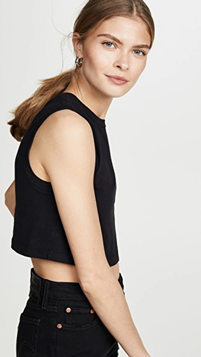 Shop Re/done The 70's Cropped Muscle Tank In Black