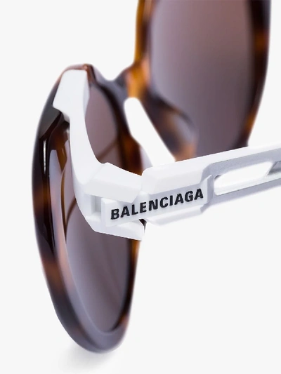 Shop Balenciaga Eyewear Runde Sonnenbrille In Schildpattoptik In Brown