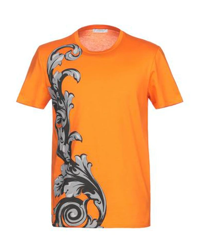 Shop Versace T-shirt In Orange