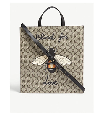 Shop Gucci Bee Print Gg Supreme Canvas Tote In Beige