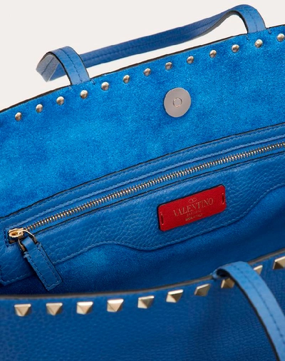 Shop Valentino Garavani Large Grain Calfskin Leather Rockstud Shopping Bag In Blue
