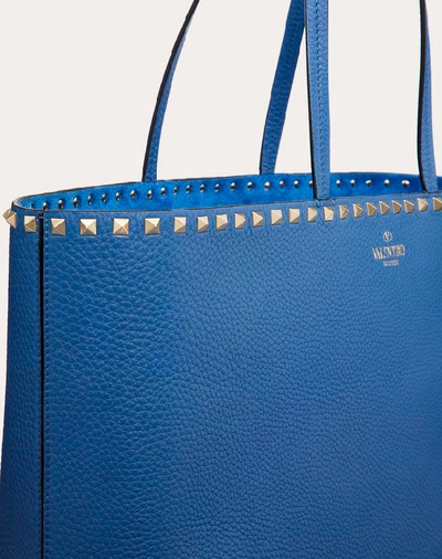 Shop Valentino Garavani Large Grain Calfskin Leather Rockstud Shopping Bag In Blue