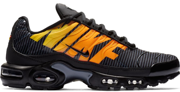 black and yellow air max plus