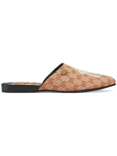 Shop Gucci Original Gg Slippers With Ny Yankees' Patch In Brown