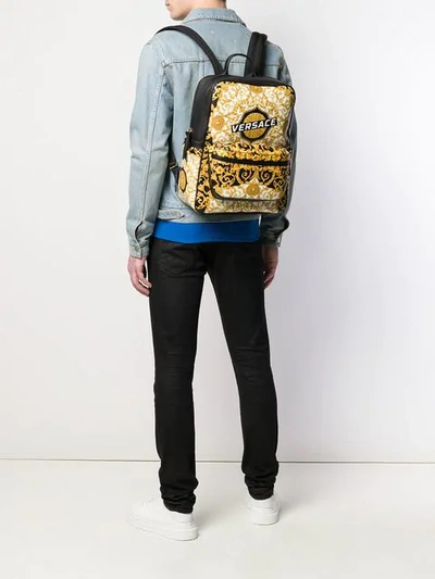 VERSACE BAROQUE-PRINT BACKPACK - 黄色