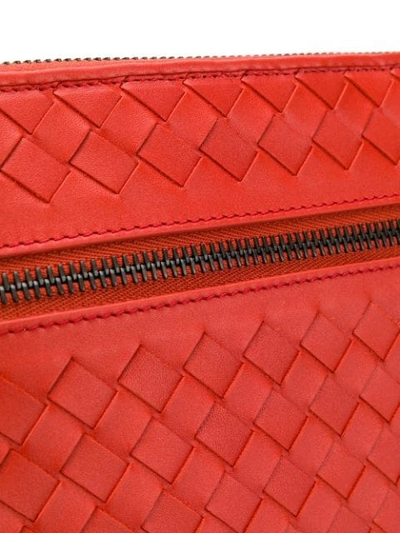 Shop Bottega Veneta Clutch Mit Intrecciato-muster In 6502 Red Vermillon