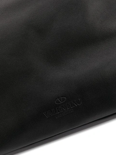 Shop Valentino Garavani Beuteltasche Mit Logo - Schwarz In Black
