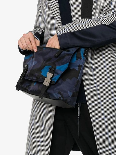 VALENTINO BLUE CAMO PRINT STUD DETAIL MESSENGER BAG - 蓝色