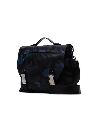 VALENTINO BLUE CAMO PRINT STUD DETAIL MESSENGER BAG - 蓝色