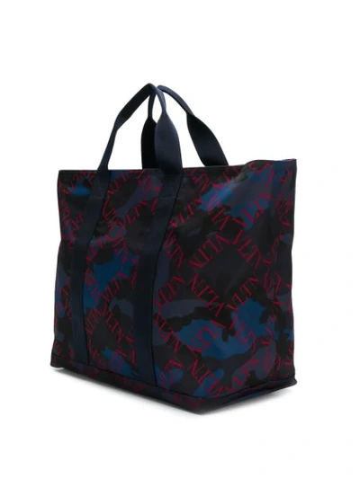 Shop Valentino Garavani Camouflage-shopper Mit Vring In Blue