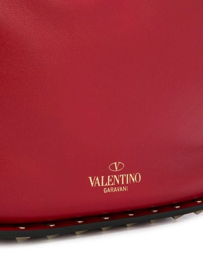 Shop Valentino Garavani 'rockstud' Beuteltasche - Rot In Red