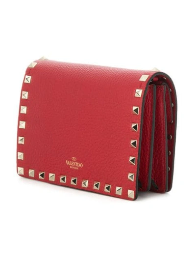 Shop Valentino Garavani Rockstud Wallet On Chain In Rosso