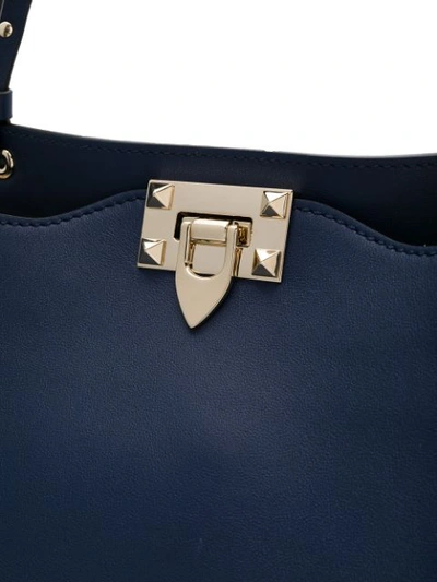 Shop Valentino Garavani 'rockstud' Handtasche - Blau In Blue