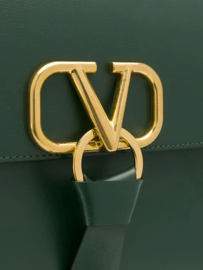 Shop Valentino Mittelgrosse  Garavani 'vring' Schultertasche - Grün In Green