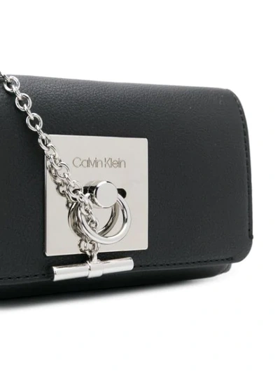 CALVIN KLEIN BAR CHAIN BELT BAG - 黑色