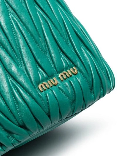 Shop Miu Miu Matelassé-beuteltasche - Grün In Green