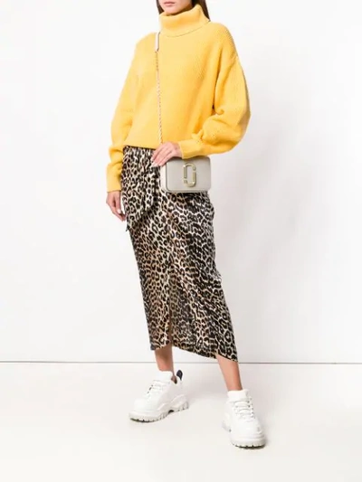 Marc Jacobs Hip Shot Logo Strap Bag In Grey