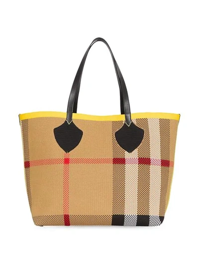 Shop Burberry 'the Giant' Shopper Mit Wappen In Yellow