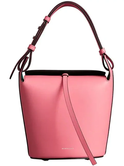 Shop Burberry Kleine Beuteltasche In Bright Coral Pink