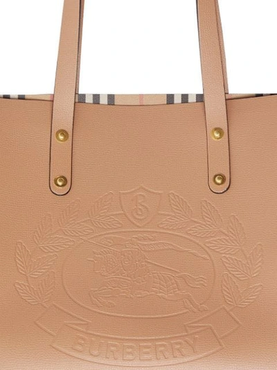 Shop Burberry Kleiner Shopper Mit Wappen In Light Camel