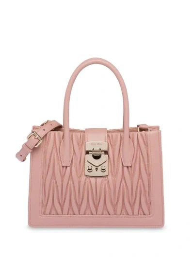 Shop Miu Miu Schultertasche Aus Matelassé-leder In Pink