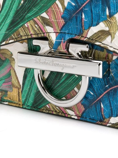 Shop Ferragamo Umhängetasche Mit Print In White