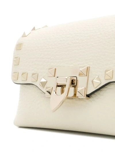 Shop Valentino Garavani 'rockstud' Umhängetasche In White