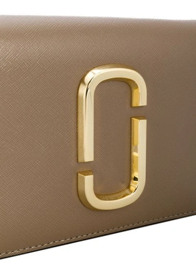 Marc Jacobs Hip Shot Logo Strap Bag In Brown