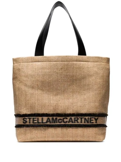 STELLA MCCARTNEY BEIGE SMALL LOGO PRINT WOVEN STRAW TOTE BAG - 大地色