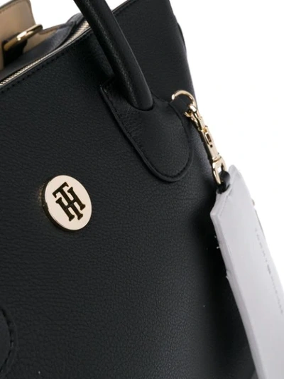Shop Tommy Hilfiger Handtasche Mit Logo-schild - Schwarz In Black