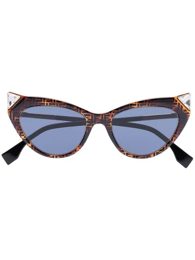 FENDI EYEWEAR BROWN IRIDIA LOGO CRYSTAL EMBELLISHED CAT-EYE SUNGLASSES - 棕色