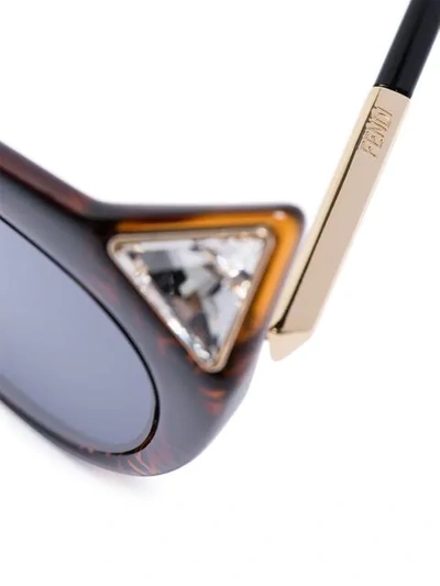 FENDI EYEWEAR BROWN IRIDIA LOGO CRYSTAL EMBELLISHED CAT-EYE SUNGLASSES - 棕色