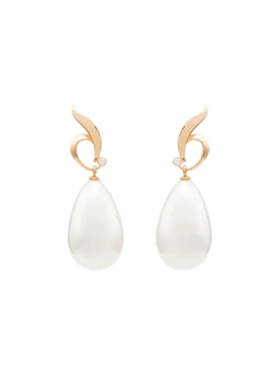 Shop Apples & Figs 24kt Vergoldete 'vanity Of The Pearl' Ohrringe In Gold