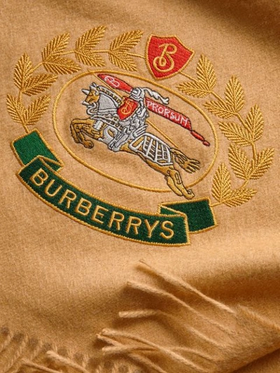 Shop Burberry Schal Mit Logo In Yellow