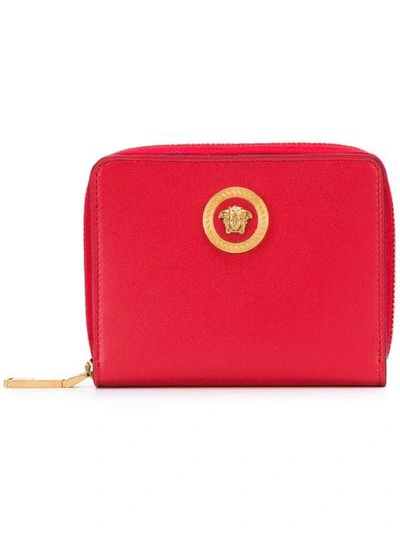 Shop Versace Zipped Medusa Wallet - Red