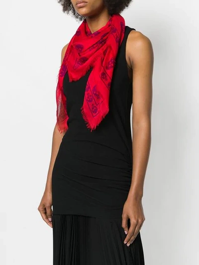 Alexander Mcqueen Skull Print Frayed Scarf In Red