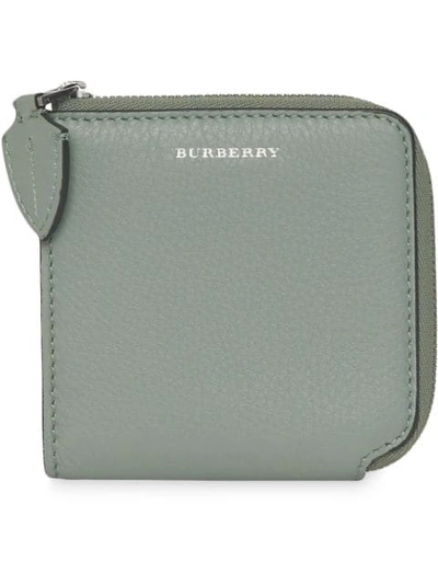 Shop Burberry Portemonnaie Mit Reissverschluss - Grau In Grey