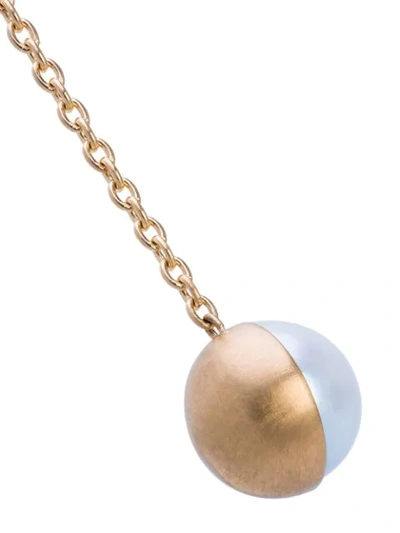 Shop Shihara 18kt 'half Pearl' Gelbgoldohrring Mit Perle Zum Durchziehen In Metallic