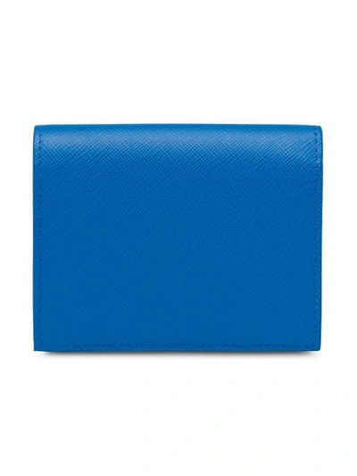 Shop Prada Kleines Portemonnaie Mit Logo-schild In Blue