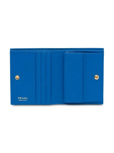 Shop Prada Kleines Portemonnaie Mit Logo-schild In Blue