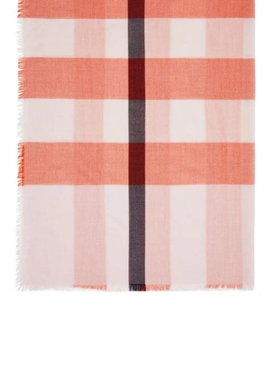 Shop Burberry Schal Mit Ausgefransten Kanten In Orange