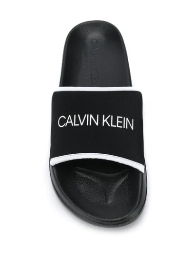 Shop Calvin Klein Pantoletten Mit Logo-print In Black