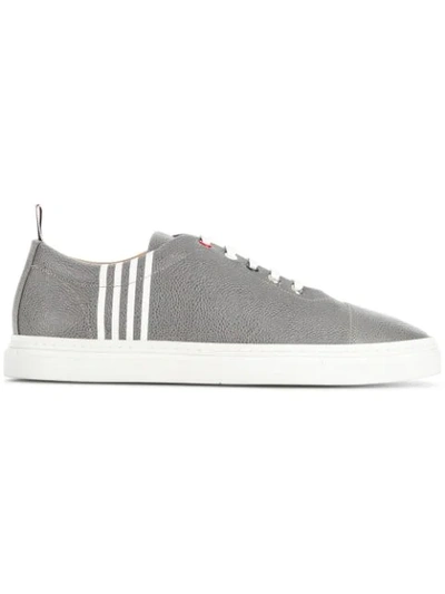 Shop Thom Browne Sneakers Mit Logo-streifen In Grey