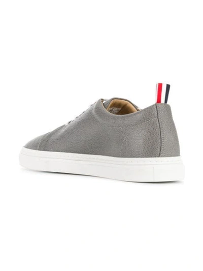 Shop Thom Browne Sneakers Mit Logo-streifen In Grey