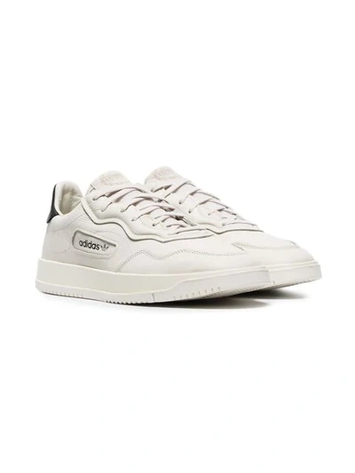 ADIDAS WHITE SUPER COURT LEATHER LOW-TOP SNEAKERS - 大地色