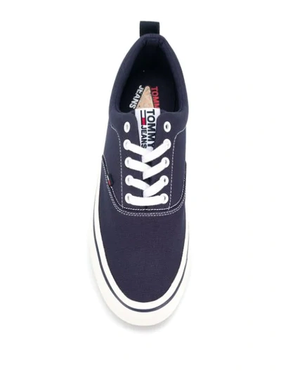 TOMMY HILFIGER FLAT LACE-UP SNEAKERS - 蓝色