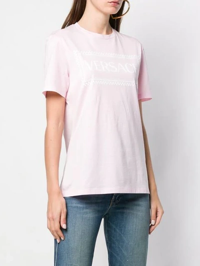 Shop Versace T-shirt Mit Logo In Pink