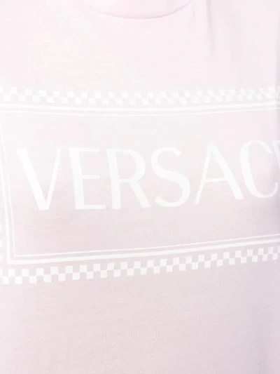 Shop Versace T-shirt Mit Logo In Pink