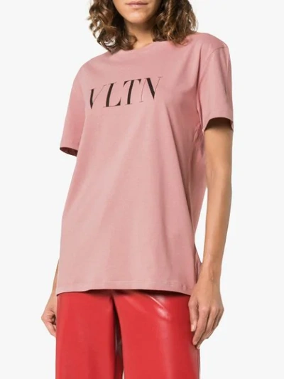 Shop Valentino T-shirt Mit Logo-print In Pink