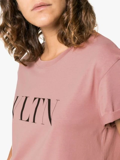 Shop Valentino T-shirt Mit Logo-print In Pink